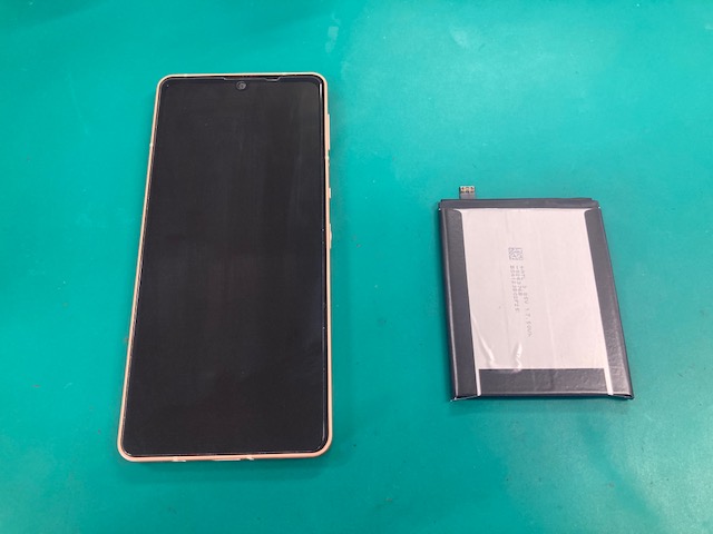 AQUOS Sense6 のバッテリー交換を行いました